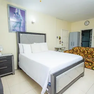 Apartment Ocean Front Luxury Studio Sky Castles 24 Hrs Sleeps 2, Ocho Rios